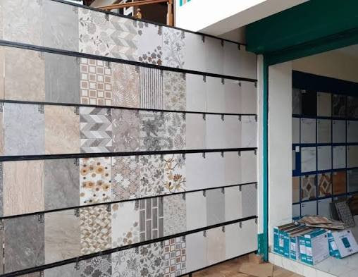 Glazed floor tile